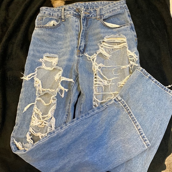 Shredded blue jeans - Picture 1 of 4